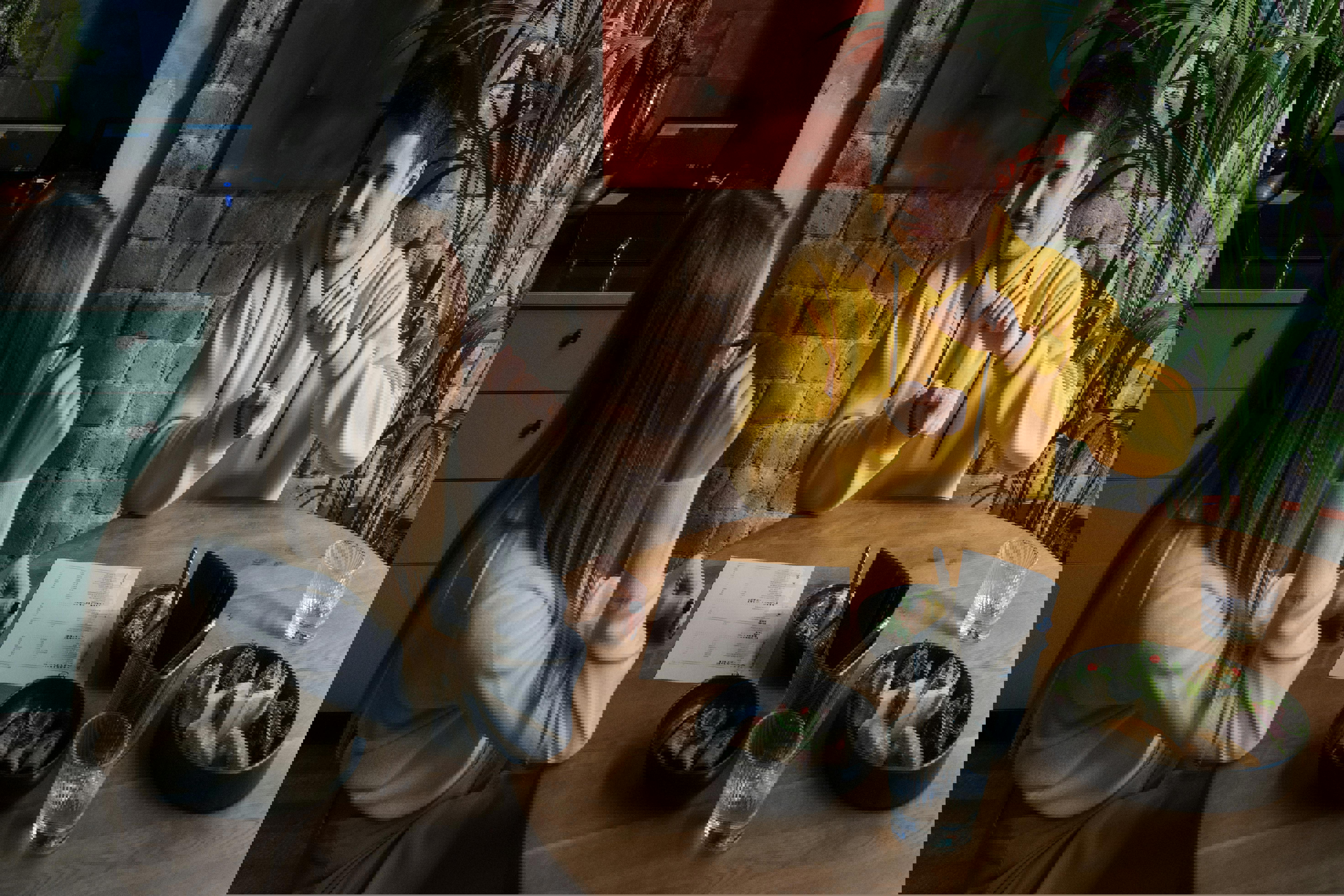 Fordele og ulemper ved at mødes til kaffe versus middag